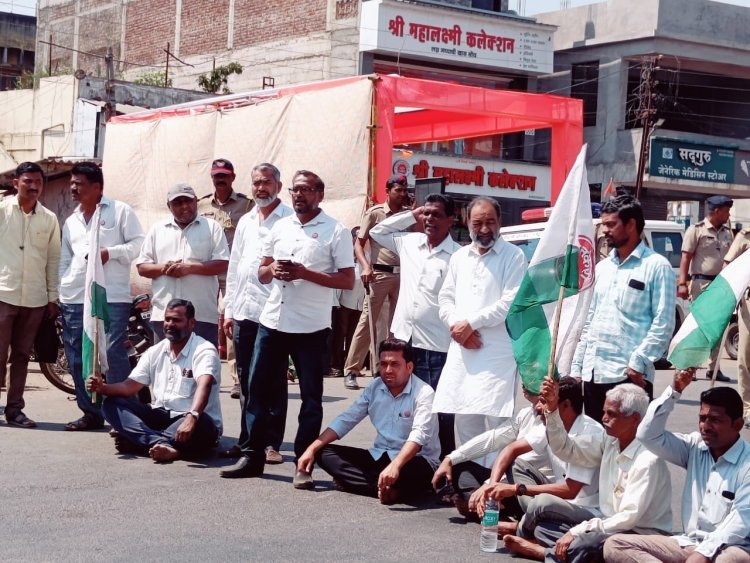 स्वाभिमानी शेतकरी संघटनेच्या वतीने बांबवडे येथे चक्काजाम आंदोलन करण्यात आले