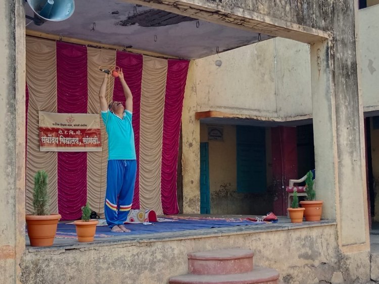 सर्वोदय विद्यालयात विद्यार्थ्यांसाठी व पालकांसाठी योग प्रशिक्षण व मार्गदर्शन शिबिर सुरू