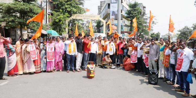 'अच्छे दिन'मुळे रस्त्यावर चूल थाटण्याची आली वेळ  उचगावात वाढत्या महागाईबद्दल शिवसेनेची निदर्शने : मोदी सरकारचा निषेध