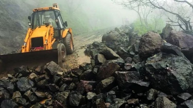 माळशेज घाटात दरड कोसळल्याने कल्याण-नगर मार्गावरील वाहतूक ठप्प