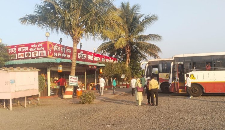 हॉटेल साईसागर गार्डन अधिकृत थांबा रद्द करून देखिल एस टी महामंडळाच्या बसेस थांबवून प्रवाशांच्या जिवीताशी खेळ