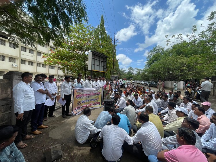 प्रलंबित मागण्यासाठी पेन्शन संघटनेचे जिल्हा परिषद समोर धरणे आंदोलन..!