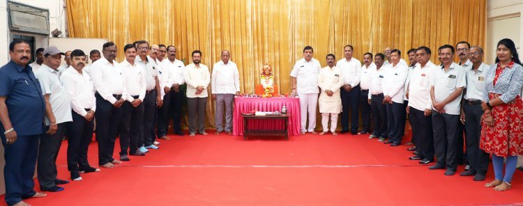 गोकुळ दुध संघात राजर्षी छञपती शाहू महाराज जयंती साजरी