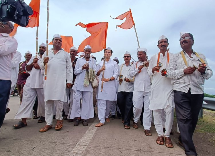 वारकरी दिंडीत समरजितसिंह घाटगे मनोभावे सामील