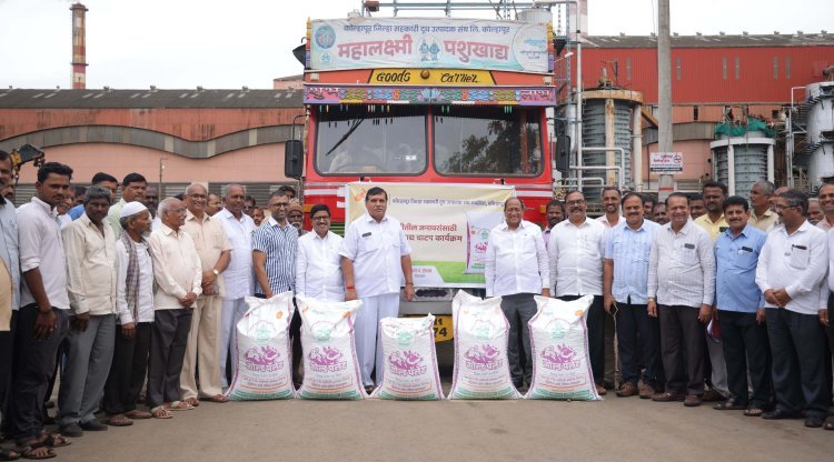 ‘गोकुळ’ कडून पूरग्रस्‍त छावणीतील जनावरांना पशुखाद्याचे वाटप