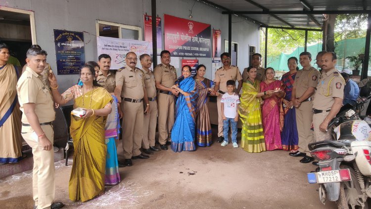 पोलिस कर्मचार्यांना भागीरथी महिला संस्थेच्या भगीनींनी बांधला स्नेहबंधनाचा धागा
