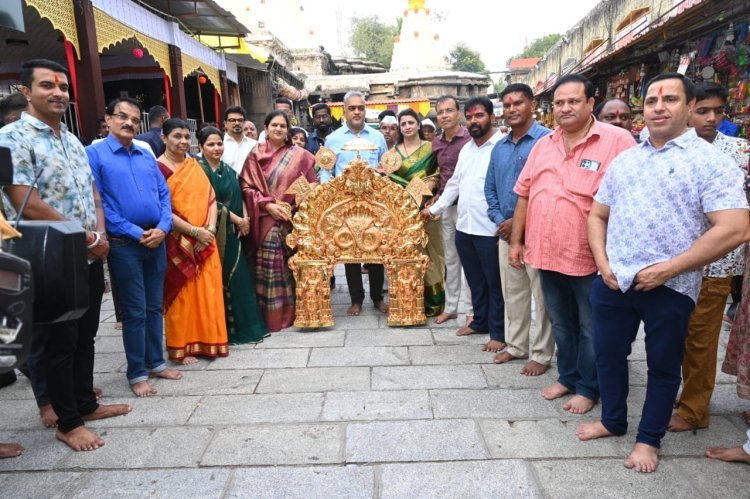 करवीर निवासिनी श्री अंबाबाई सुवर्ण पालखी ट्रस्टच्या पुढाकारातून सोन्याचा मुलामा दिलेली प्रभावळ देवीला अर्पण