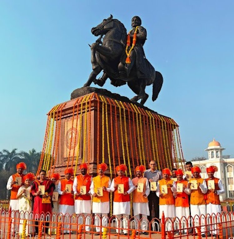 ‘मराठा स्वराज्य निर्मिती’ पुस्तकाचे शिवाजी महाराजांच्या चरणी प्रकाशन