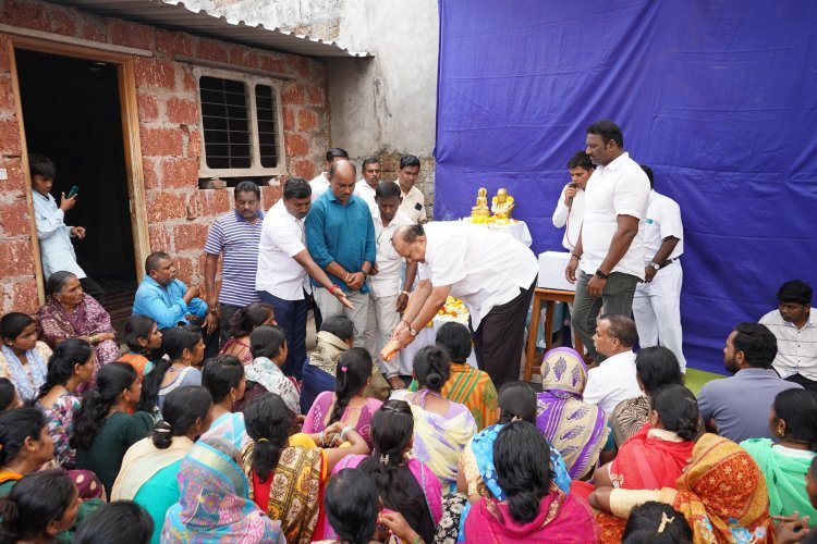 अपघातात मृत दलित कार्यकर्त्याच्या कुटुंबीयांना मंत्री हसन मुश्रीफ यांची दोन लाखांची मदत