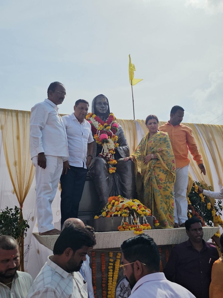 अहिल्याबाई होळकर जयंतीनिमित्त सह पालकमंत्री माधुरी मिसाळ यांनी केले अभिवादन