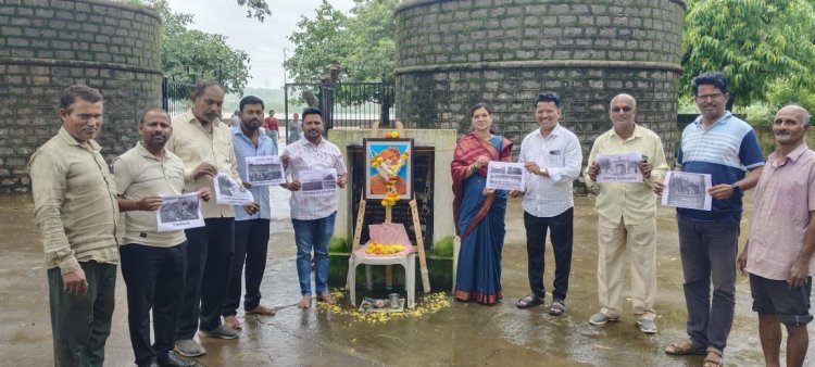 लोकराजा शाहू महाराज यांच्या कार्याचे पोस्टर घेऊन कार्यकर्त्यांनी लोकहिताचा संदेश दिला