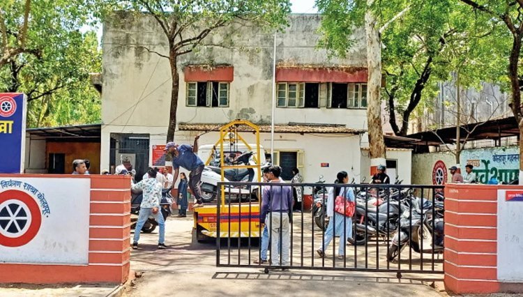 शालेय विदयार्थी वाहतूक करणाऱ्या वाहनधारकांवर वाहतूक शाखेची कारवाई
